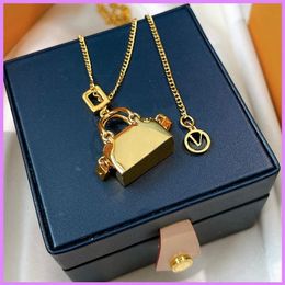 2021 New Handbag Necklace Letters Women Fashion Necklaces Luxury Designer Jewellery Sweater Chain Mens Pendant Necklace High Quality262t