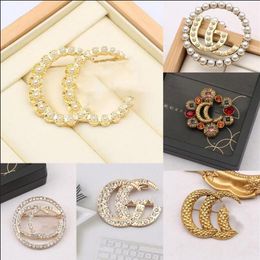 15style 18K Gold Plated G Letter Brooch Classic Brand Designer Pearl Women Pearl Rhinestone Letters Brooches Suit Pin Fashion Jewe189S