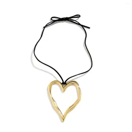 Pendant Necklaces Punk Hollowed Out Large Heart Shape Necklace For Women Adjustable Clavicle Chain Black Choker Fashion Jewelry