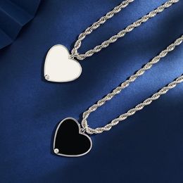 Fashion Luxury Women Necklace Versatile Heart-shaped Personalised Twisted Chain Buckle Design Charm Simplicity Designer Cool Magnificent Lady Jewellery Pendant