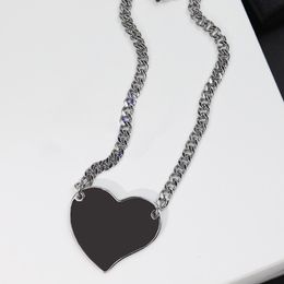 Fashion Luxury Women Necklace Simple and Versatile Black and White Heart Style Buckle Design Exquisite Charm Designer Cool Magnificent Lady Jewellery Pendant