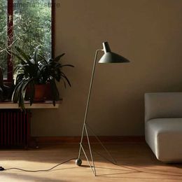 Floor Lamps American Vintage Triangle Floor Lamp Minimalist Style Parlor Sofa Black Floor Light Standing Lamp Bedroom Reading Lighting Q231016