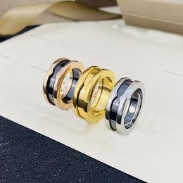 Högkvalitativ Wed Ring Luxury Titanium Steel Rings Black and White Ceramic Men and Women Design Jewelry Gift