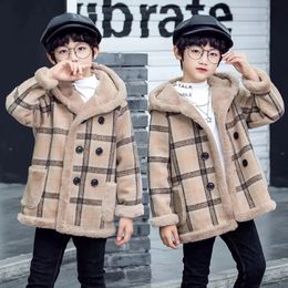 Пальто для мальчиков осеннее и зимнее пальто плюс бархатное плотное шерстяное Детская мода модное двубортное однотонное пальто 231017