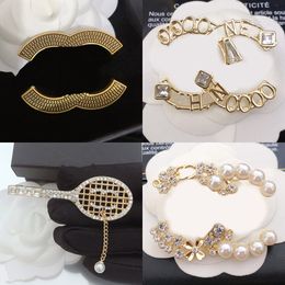 Luxury Brand Designer Pins Brooches Women 18k Gold Plated Silver Crystal Pearl Battledore CYBrooch Suit Pin Wedding Party Jewerlry Accessories Gift