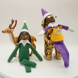 Snoop auf einer Bücke späht auf die Veranda, Weihnachtself-Puppe, schwarzer Filz, Kunstharz, dekoratives Ornament