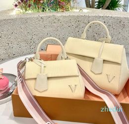 Luxurys Womens Official Handbagas Wide Shoulder Strap Crossbody Bag Tops Letter Unisex