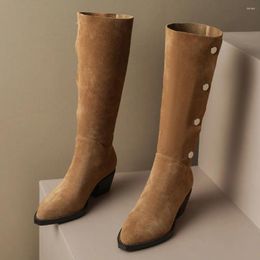 Natural Suede Womens Leather Boots Spetsade Toe Buttom Autumn Kne High 5cm tjock med häl casual kvinnliga långa skor Kvinnor 92400