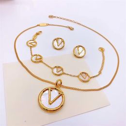 Europe America Style Jewellery Sets Lady Women Engraved V Initials Mother of Pearl Round Pendant Necklace Earrings Bracelet Sets277E