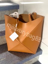 Geometric Square Designer Bao Yizhi clutch handbag shoulder bucket women's bag crossbody leather handbag mini contrasting color size 33cm