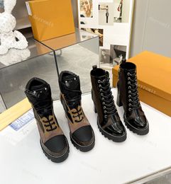 Stivali firmati Fenicotteri Stivali desert con plateau Love Scarpe da donna Arrow Medaglia Martin Boot Scarpe invernali con tacco alto in vera pelle