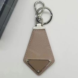 Designer Keychain Men Women Car Key Chains Keyring Lovers Keychains Real Leather Triangular Pendant Key Ring for Mens Accessories Red Blue Bag Nude Charm Lanyards