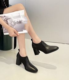 Sapatos de couro de alta qualidade, sapatos de escritório, esquema de cores minimalista com textura premium, um item de marca de grande venda.