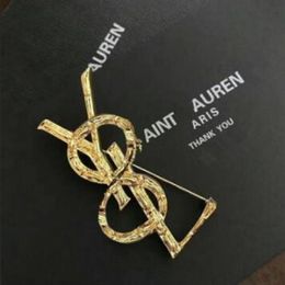 19 new products on the European and American gold double love letter brooch ladies gold-plated braided jacket bow tie accessories288w