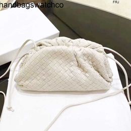 Bottegassvenetas Bags Pouch Clutch Bag 2023 New Ins Leather Woven Cloud Soft Dumpling Fashionable One Shoulder Cross Handheld Pleated for Women