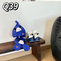 2023 LDfiugg Tasarımcı Marka Bebek Şapka Eşarp Küçük Ayakkabı Üç Parçalı Bebek Karikatür Sevimli Takım Kaşmir Şapka Eşarp