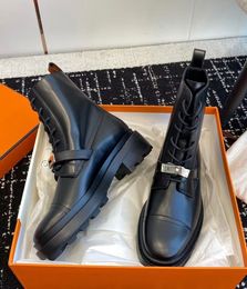 Beliebte Wintermarke Damen Funk Stiefeletten Palladiumbeschichtete Schnalle Martin Boot Schwarz Weiß Kalbsleder Lug Sole Lady Motorrad Booties EU35-40 mit Box