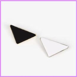 Metal Triangle Letter Brooch New Women Girl Triangle Brooches Suit Lapel Pin White Black Fashion Jewelry Accessories Designer G2232240