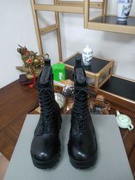 Modische neue schwarze Freizeitsportschuhe für Herren mit dicken Zähnen am Körper und Gummilaufsohle