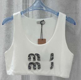 YENİ 23SS YELECE KADIN MIU Dış Aşınma Tankları Tasarımcı Moda Marka Bikini Kolsuz Kısa T-Shirt Boncuklu Nakış Tatlı Rüzgar Grup