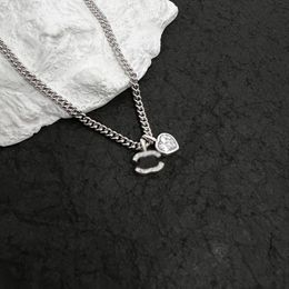 Luxury Charm Women Jewellery Necklace Simple Versatile Middle Ages Letter Style Heart Shape Design Fashion Exquisite Designer Huali Atmosphere Lady Pendant