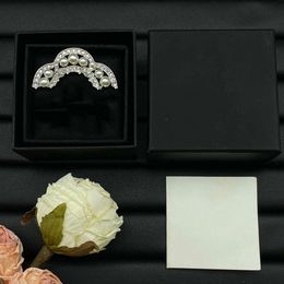 Projektantka marki Lady broszki luksusowe broszki dla kobiet 18 -karatowe złoto srebrne plastowane kryształowa biżuteria broszka broszka urok Pearl Pin poślubić świąteczne przyjęcie z pudełkiem podarunkowym