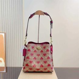 Red Heart Print Bucket Bags Cach Letter Designer Bag Ladies Crossbody Shoulder Cach Luxurys Handbag Fashion Trend Tote Purse