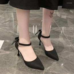 Sandals 2023 Summer Fashion Slotted Button Strap Pointed Solid Bow Tie Sequin Women's Outwear Versatile Banquet Shoes