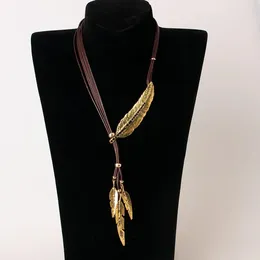 Pendant Necklaces 2023 Fashion Arrival Crystal Necklace Leather Cord Metal Imitation Rhinestone Leaves Feather For Women