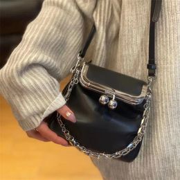 Evening Bags Vintage Clip Shell Crossbody Bag For Women Designer Chains Shoulder Retro Kisslock Messenger Small Female Purses Trend 231019