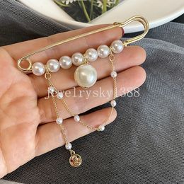 Elegant Pearl Chain Brooch Retro Jewellery Brooch Corsage Pin Accessories New Exquisite Fashion High Quality Pin Jewellery