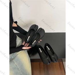 Korean version of niche split toe shoes for women with lazy toesr eda ndb lacks ingles hoesf orw omenw ithf latb ottomssp ringan dau tumnho rseho ovesand sma llpig hooFG