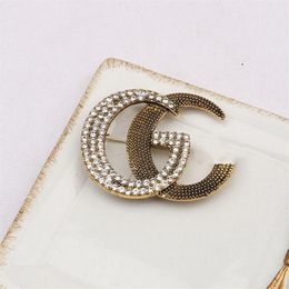 18K Gold Plated Double Letters Brooch Luxury Retro Simple Personality Classic Brand Designer Brooches Women Pearl Rhinestone Suit 313q