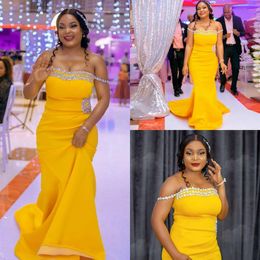2023 Yellow Off Shoulder Long Mermaid Bridesmaid Dresses with Crystal Satin Plus Size Maid of Honor Dress Customized Formal Evening Gowns