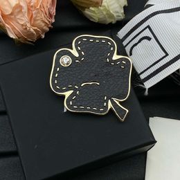 Womens Designer Brand Brooches Women Luxury Brooches 18K Gold Plated Silver Plated Inlay Crystal Jewellery Brooch Charm Pearl Pin Marry Christmas Party Gift BOX