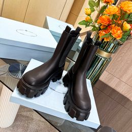 Autumn Winter New Women Boots Luxury Designer Classic Solid Solid Thick Heel Martin Boots Cowhide Upper Sheepskin Inner Lining TPU Anti Slides Sole Ladies Booties