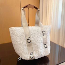 2024 Furry Tote Bags Handbag Designers Woman Fur Totes Fluffy Travel Bags Luxurys Handbags Medium Autumn Winter Letters 5A 2310191BF