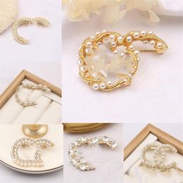 Classic Small Sweet Wind Luxurys C Desingers Brooch Women Pearl Rhinestone Letters Brooches Suit Pin Fashion Jewelry Clothing Deco253c Gift