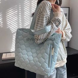 Shoulder Bags Quilted Handbags Large Capacity Winter Shoulder Bag Fashion Cotton Elegant Ruched Tote Bag Soft for Vacationstylisheendibags