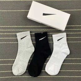 Men's Socks 2023 Latest Men Sock Sports Fashion Womens Premium Cotton Classic Letter Breathable 100% Pure Black and White Basketball Football Outdoor Gift Box L5 IQW4