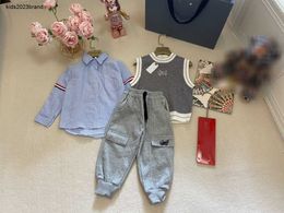 Neue Babykleidung Herbst Kinder Trainingsanzüge dreiteilig für Jungen Mädchen Größe 90-140 CM Gestrickte Weste Hemd und Sporthose 15. Okt