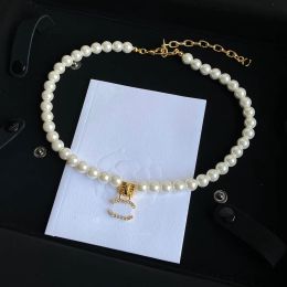 Collane con pendenti del designer di marca che non sbiadiscono mai Perla di cristallo placcato oro Acciaio inossidabile Lettera Girocollo Collana con ciondolo Accessori per gioielli a catena