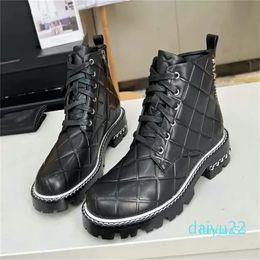 2023-Designer-Luxus-Stiefeletten, klassische Damenmode, Motorradstiefel, klobiger Absatz, bestickte Schuhe, hoch geschnittener Sneaker aus Lammfell, gesteppt