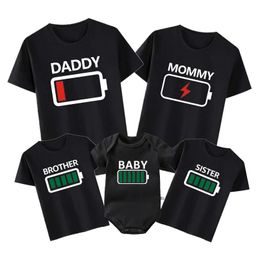 Family Matching Outfits Family Matching Clothes Outfit Funny Battery Clothes Dad Mom Brother Sister T-shirt Family Look Daddy Mommy Me Baby Boy Girl Tee 231019