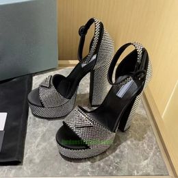 Роскошные дизайнерские сандалии со стразами, модельные туфли, женские фирменные туфли на высоком каблуке с перевернутым треугольником на платформе, классические банкетные туфли на толстом каблуке с ремешком на щиколотке