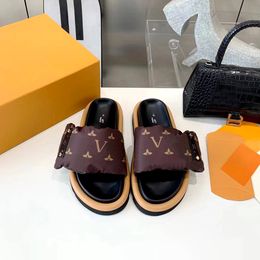 2023 new luxury pool pillow comfort flat designer woman slipper Padded Front Strap man shoes Fashionable sandal Easy-to-wear Style Slides