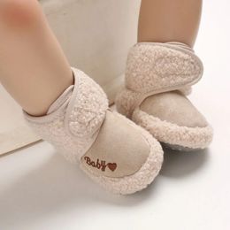 Första Walkers Warm Spädbarnsbarn Crib Snöskor Mjuka bekväma flickor pojkar Antislip Socks Slipper Born Baby Shoes 231020