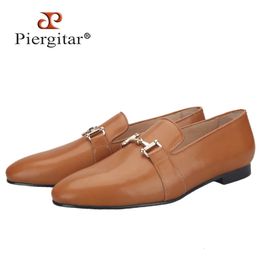 Dress Shoes Piergitar Classic Model Gold Horsebits Men Loafers For Party And Wedding British Style Brown Calfskin Handmade Smoking Slippers 231020