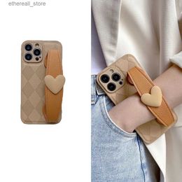 Cell Phone Cases Fashion Plaid Wristband Holder Phone Case for Iphone 14pro/14pro max Cross-Body Strap Mobile Shell Case Q231021