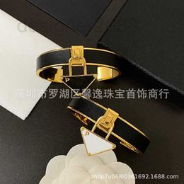 Bangle Designer New Triangle Leather Bracelet Personalized Medieval Style Triangle Bracelet Opening Light Luxury Fashion Handjewelry Men and Women's Trend XY44